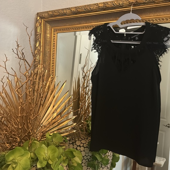 Stylish blouse in excellent condition. Features a classic design w lace details. - Picture 4 of 4